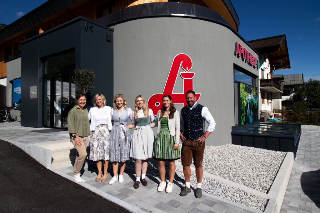 Mehrere Personen vor der Apotheke